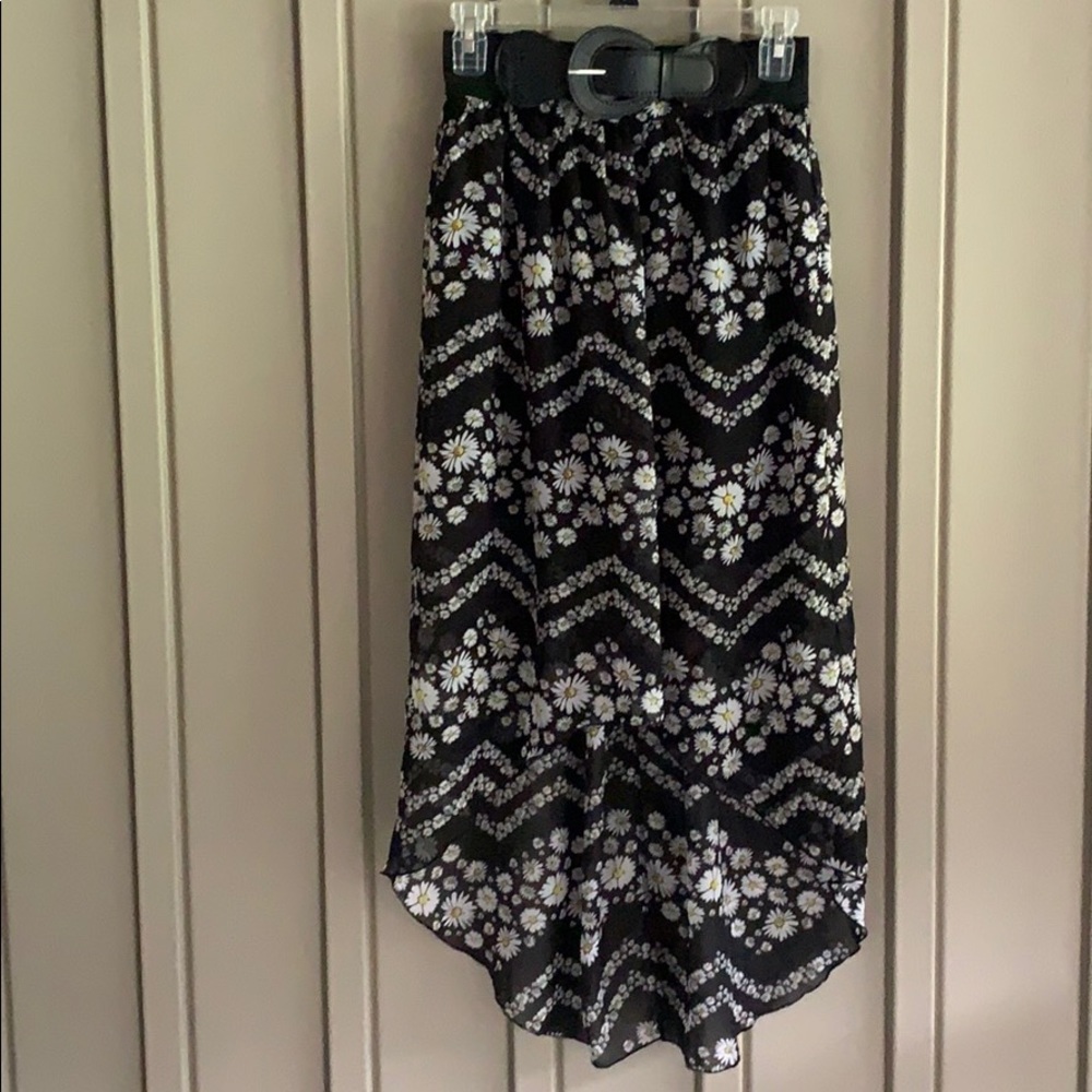 No Boundaries Daisy Hi-Low Skirt size Small
